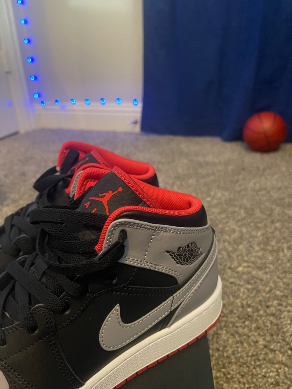 Nike Air Jordan 1 Mid - Black/Grey/Red - Picture 3 of 6